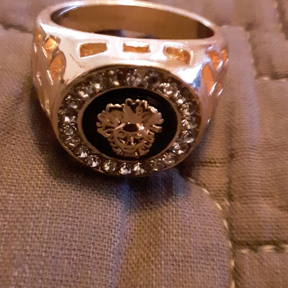Madusa ring